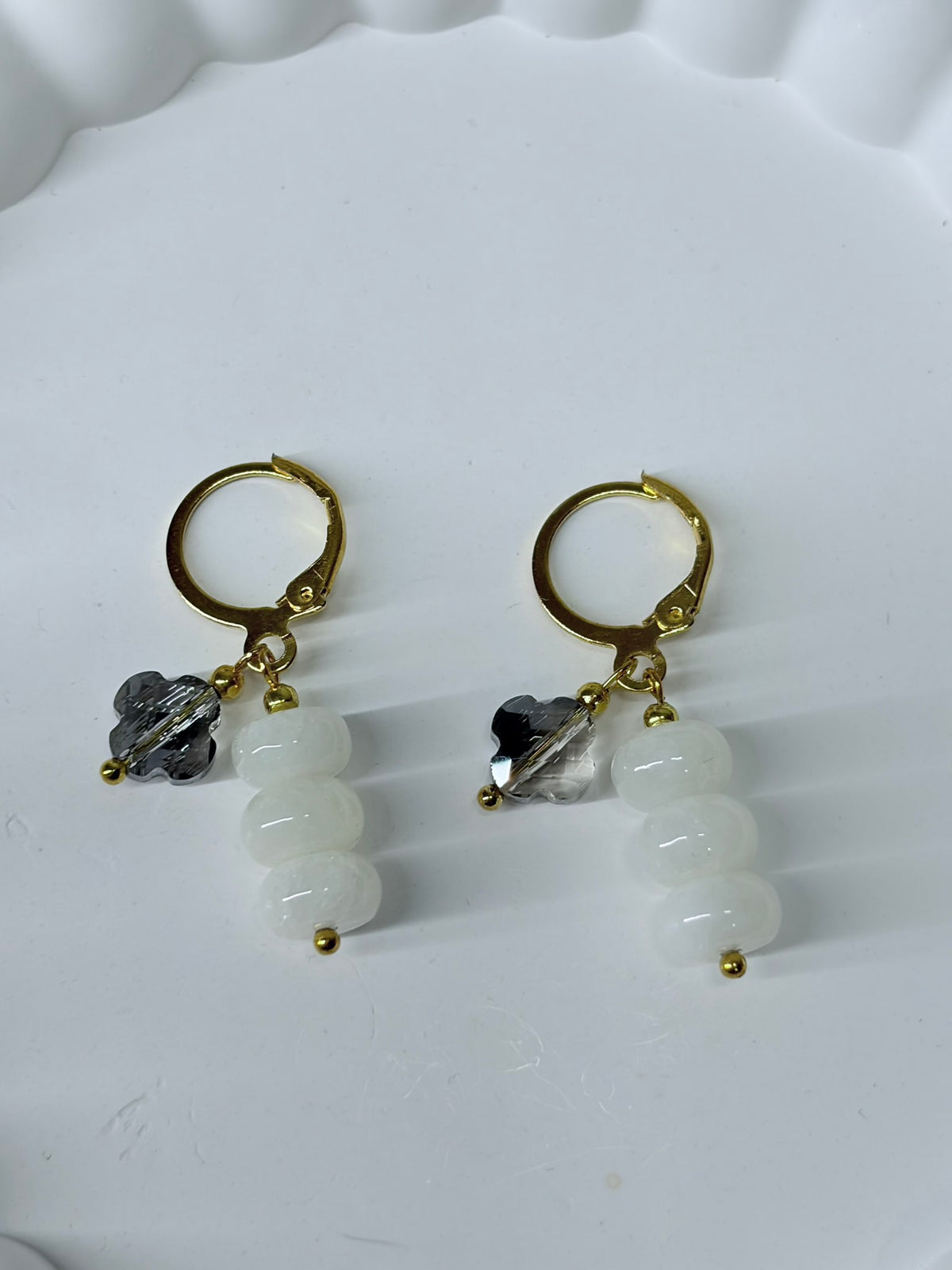 Naturstein-Ohrringe mit Glasperlen
